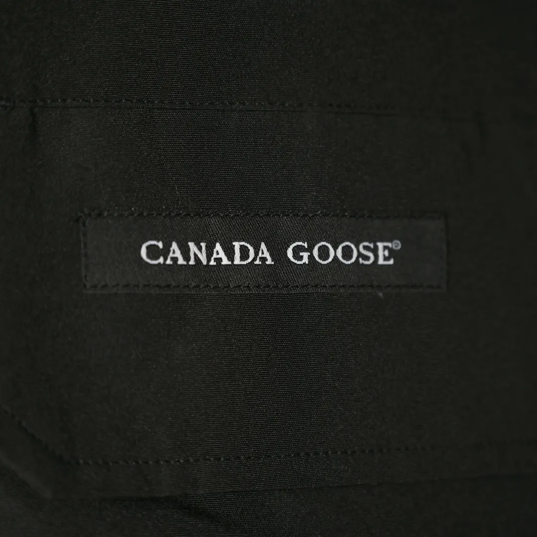 P720 𝐂𝐚𝐧𝐚𝐝𝐚 𝐆𝐨𝐨𝐬𝐞 𝐄𝐱𝐩𝐞𝐝𝐢𝐭𝐢𝐨𝐧 𝟕𝟗𝟗𝟗𝐌 Canada Goose Model 01 Short Down Jacket 🔝Product color: black, off-white, graphite gray, navy blue, sky blue 🔝Product size: XS S M L 2️⃣Exclusively customized 18-count fabrics with the same ZP. Using "Arctic Tech" fabric technology, the outer fabric is 84.5% polyester fiber and 15.5% cotton, the lining is 100% cotton fiber, and the padding is 100% polyester fiber. It is durable, waterproof, windproof, cold-resistant and warm. 3️⃣The lining is made of 40D Nylon AC oil-based glue, with level 5 single-dye fastness. The collar flannel is made of original high-density mercerized velvet, and the pocket fabric is made of elastic high-density polar fleece, which is soft and skin-friendly. The bile cloth is made of 330T polyester anti-velvet No. 7 needle to prevent lint from running away. If there is lint running away, it will be given away for free! 4️⃣The JUKI large-scale sewing machine imported from Japan is professional in stitching and seaming. It completely follows the original 106 stitches on the whole piece of clothing and is reinforced throughout. The length of each jujube follows the original one and is fixed at 1-1.1cm. The density and length are the same as the original one. 5️⃣Yoshida YKK original zipper, Y-shaped double hook Velcro, and the cuffs are made of custom thickened seamless threads. This year, high-elastic spandex gold thread is added to the cuff thread to increase elasticity and strength. From fabrics and gallbladders to buttons and drawstrings, all are custom-developed and authentic. 6️⃣The imported Tajima embroidery machine is used to customize the chest logo with thousands of needles. The pattern is full and three-dimensional, and it is infinitely close to the original product. 7. The fur collars are made from western coyote skins imported from Canada. We purchased 10,000 top-quality fur collars in the spring. The width of the fur collars is 14cm and the length is 55cm. This winter, the quality of the fur collars will be stable throughout the season, eliminating the uneven quality of fur collars in the middle and later stages! 7️⃣Packaging is in a three-dimensional handbag with cards included. It’s more impressive to give it away and keep it for yourself.